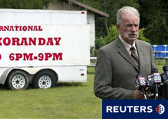 Imagen del predicador Terry Jones anunciando que va a seguir adelante con la quema de coranes en una rueda de prensa en la localidad de Gainesville, Florida, el 8 de septiembre.