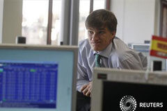 El Tesoro adjudica bonos por encima de la meta Un trader durante una subasta de bonos en Madrid, el 5 de julio de 2012