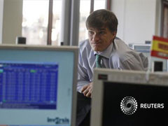 Un trader durante una subasta de bonos en Madrid, el 5 de julio de 2012