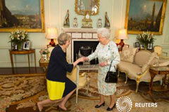 Nueva primera ministra británica asigna puesto estelar a Johnson La reina Isabel II saluda a Theresa May al comienzo de su audiencia en el Palacio de Buckingham, donde fue invitada a ser nueva primera ministra de Reino Unido. Londres, 13 julio 2016