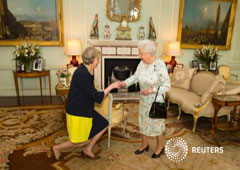 La reina Isabel II saluda a Theresa May al comienzo de su audiencia en el Palacio de Buckingham, donde fue invitada a ser nueva primera ministra de Reino Unido. Londres, 13 julio 2016