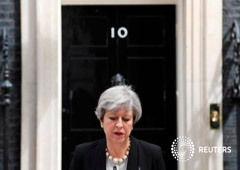 La primera ministra británica, Theresa May, habla fuera de su residencia del 10 de Downing Street en Londres, el 23 de mayo de 2017