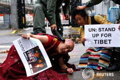 China pide a España que impida procesos judiciales relacionados con Tíbet Varios actores disfrazados de soldados chinos y manifestantes llevan a cabo una protesta a las puertas de la sede de la ONU en Nueva York el 12 de noviembre de 2013