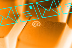 Del derecho al hecho hay un trecho Una tecla de @ y dibujitos de sobres sobre fondo naranja.