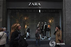 Inditex eleva su beneficio y dividendo un 12% en 2011 Un grupo de personas pasa junto a una de las tiendas de Zara en Madrid