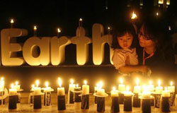 El mundo apaga las luces en la Hora del Planeta una mujer lleva en brazos a su hija mientras miran velas encendidas con motivo de la Hora del Planeta en Yakarta el 27 de marzo de 2010.