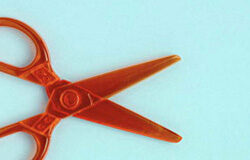 Europa descarta el tijeretazo al acceso a Internet la Red en caso de descargas Tijeras rojas sobre fondo azúl