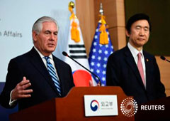 El secretario de Estado de Estados Unidos Rex Tillerson (I) habla en una rueda de prensa con el ministro de Asuntos Exteriores de Corea del Sur Yun Byung-Se en Seúl, Corea del Sur, el 17 de marzo de 2017