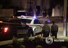 Efectivos policiales en las afueras de la iglesia Emanuel AME de Charleston el 17 de junio de 2015