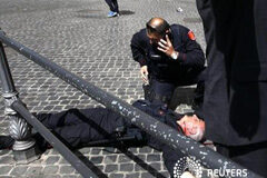 Dos policías heridos durante la toma de posesión del Gobierno italiano Un carabinero yace herido tras ser disparado frente al Palacio Chigi, en Roma, el 28 de abril de 2013