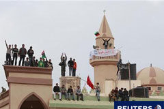 Un Gadafi desafiante promete morir como un mártir Manifestantes cantan consignas antigubernamentales en la principal plaza de Tobruk el 22 de febrero de 2011.
