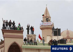 Manifestantes cantan consignas antigubernamentales en la principal plaza de Tobruk el 22 de febrero de 2011.