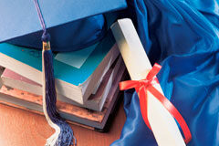 Se designan las Comisiones evaluadoras de la segunda prueba de acceso a la Abogacía para 2017 Un birrete encima de unos libros y un diploma