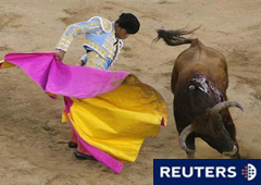 En la imagen, el torero Luis Bolívar frente al toro en Cali el 29 de diciembre de 2009. En la imagen, el torero Luis Bolívar frente al toro en Cali el 29 de diciembre de 2009.