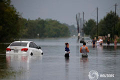 Houston sufre devastadoras inundaciones por Harvey, se espera más lluvia Residentes camina en una zona inundada en Harvey, Houston, el 27 de agosto de 2017