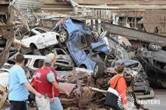 Al menos 51 muertos por un tornado devastador en una zona de Oklahoma Coches dañados en un aparcamiento de un hospital de Moore tras el paso del tornado, el 20 de mayo de 2013