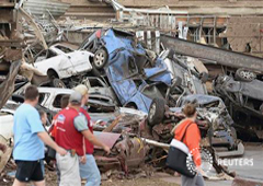 Coches dañados en un aparcamiento de un hospital de Moore tras el paso del tornado, el 20 de mayo de 2013