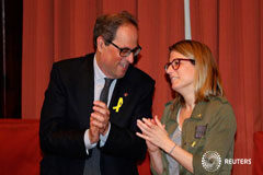 La Generalitat defiende a los Mossos mientras la Fiscalía abre una investigación El presidente de la Generalitat, Quim Torra, junto con la portavoz de su gobierno, Elsa Artadi, en el Parlamento catalán, en Barcelona