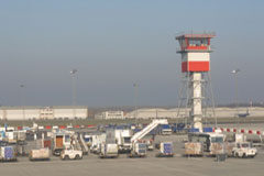 El CGPJ garantiza a los afectados medios para atender su caso Una torre de control y vehículos especiales para los aeropuertos.