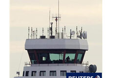El Gobierno renuncia por el momento a vender los aeropuertos La torre de control del aeropuerto de Sevilla, el 4 de diciembre de 2010