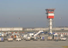 Torre de control cerca de un logo de Aena en el aeropuerto de Barcelona el 10 de febrero de 2015