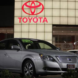 el logo de Toyota en un salón del automóvil en Nagoya el 2 de febrero de 2010.