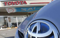 Toyota sufre una caída en las ventas en EEUU por las retiradas un vehículo de Toyota en la puerta de un concesionario en Oita, en el suroeste de Japón, el 3 de febrero de 2010.