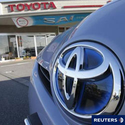 un vehículo de Toyota en la puerta de un concesionario en Oita, en el suroeste de Japón, el 3 de febrero de 2010. un vehículo de Toyota en la puerta de un concesionario en Oita, en el suroeste de Japón, el 3 de febrero de 2010.