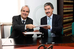 Thomson Reuters Aranzadi colabora con el Colegio de Gestores Administrativos de Catalunya en su apuesta por la mediación En la imagen, de de izquierda a derecha Alfonso Lluzar y Carlos Gaona