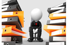 ¿Se produce vulneración del derecho a la huelga cuando los empleados que acuden a trabajar realizan sus funciones habituales sin sustituir a los huelguistas? Muñeco rodeado de carpetas clasificadoras