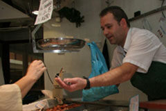 Protección por cese de los trabajadores autónomos Un pescatero vendiendo en su puesto