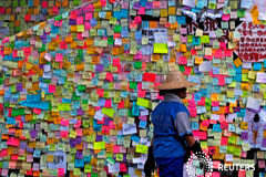 Tensa calma en Hong Kong tras las protestas teñidas de violencia Un trabajador pasa por delante de unos post-it con mensajes pegados por los manifestantes en las paredes de la Asamblea Legislativa de Hong Kong, un día después de que irrumpieran en el edificio, en Hong Kong, China, el 2 de julio de 2019