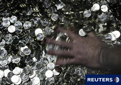 Un trabajador remueve monedas de 1 euro en la Casa de la Moneda en Madrid el 6 de noviembre de 2008.