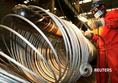 Un trabajador pule bobinas de acero en Dalian, China, el 1 de septiembre de 2015 Un trabajador pule bobinas de acero en Dalian, China, el 1 de septiembre de 2015