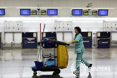 La economía española se contrae y se encamina a la recesión un limpiadora pasa por delante de los mostradores de la aerolínea Spanair en el aeropuerto de Madrid Barajas, el 29 de enero de 2012