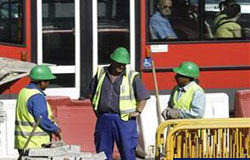 El Banco de España estima que España se contrajo un 3,6% en 2009 trabajadores de la construcción en Madrid, el 2 de junio de 2009.