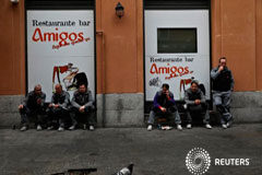 El paro registrado baja en febrero pese a fin de rebajas y campaña agrícola Unos trabajadors sentados por delante de un bar en el centro de Madrid el 3 de enero de 2018