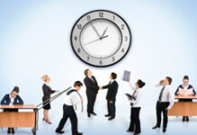 Cuatro razones por las que llevar un registro diario de la jornada de los trabajadores Un grupo de personas trabajando