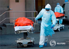 Trabajadores de la salud transportan cuerpos de personas fallecidas por COVID-19 del Centro Médico Wyckoff Heights, Nueva York, EEUU, 4 abril 2020