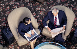 Una reforma laboral insuficiente Dos ejecutivos reunidos.