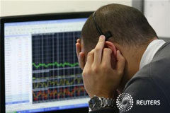 Las emisiones del Tesoro debutan este año con tipos más bajos En la imagen de archivo, un trader durante una subasta de bonos de Madrid, el 5 de diciembre de 2012