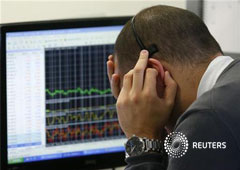 En la imagen de archivo, un trader durante una subasta de bonos de Madrid, el 5 de diciembre de 2012