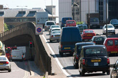 ¿Qué es la flota gris?. Su implicación en prevención de riesgos laborales. Un enfoque Una carretera con tráfico denso