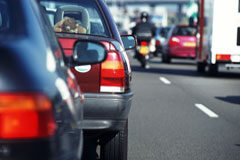 Novedades en materia de tráfico: incremento de penas y nueva regulación de la imprudencia Coches en una carretera