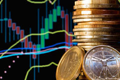 ¿La transferencia bancaria cumple con el requisito de “simultaneidad” exigido para el abono de la indemnización por despido objetivo? Monedas sobre un fondo con gráficos de colores