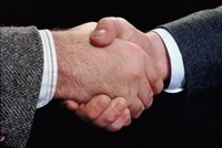 Dos ejecutivos dándose la mano.
