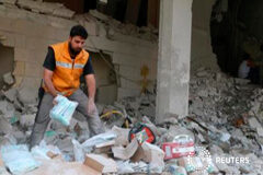 Kerry espera poder extender la tregua siria a Alepo Un trabajador de la la Media Luna Roja inspecciona provisiones médicas tras un ataque a un almacén sanitario en el barrio de Tariq al-Bab, controlado por los rebeldes, en Alepo, Siria, 30 de abril de 2016