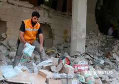 Un trabajador de la la Media Luna Roja inspecciona provisiones médicas tras un ataque a un almacén sanitario en el barrio de Tariq al-Bab, controlado por los rebeldes, en Alepo, Siria, 30 de abril de 2016