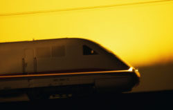 Los efectos de la interrupción del transporte en las entregas intracomunitarias de bienes Un tren de RENFE llegando a una estación.