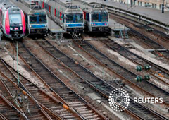 Una foto de archivo de trenes parados en la Gare Saint Lazare de París, el 25 de abril de 2016